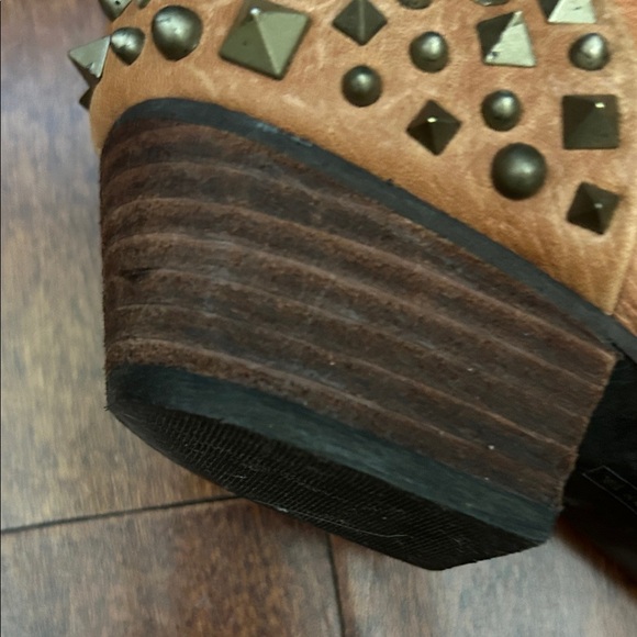 Vince Camuto Marcin Tan Pebbled Distressed Leather Studded Ankle Boots, Size 9.5 - Picture 14 of 16